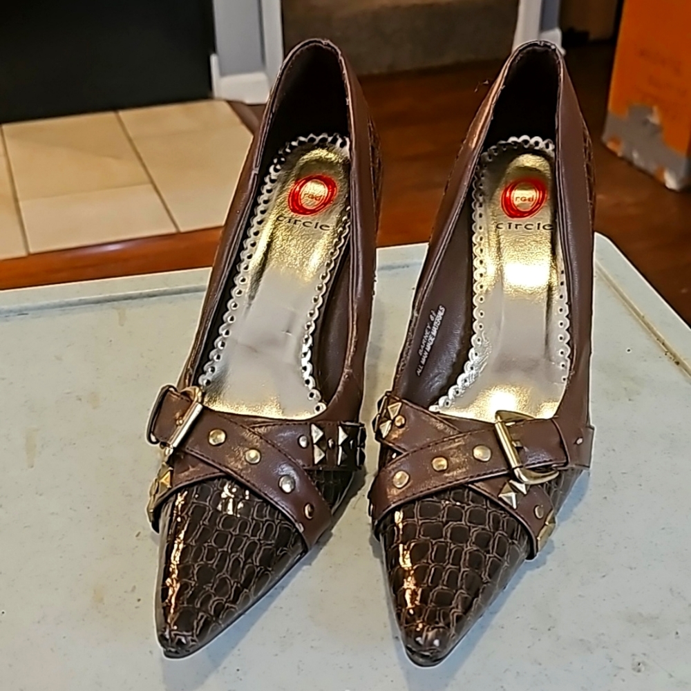 Red Circle Heels, Sz 8.5, Brown, Buckle Design Silvertone Round & Square Studs